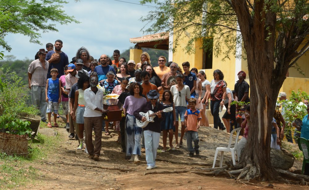 bacurau-2019-010-village-procession-man-with-guitar-ORIGINAL.jpeg