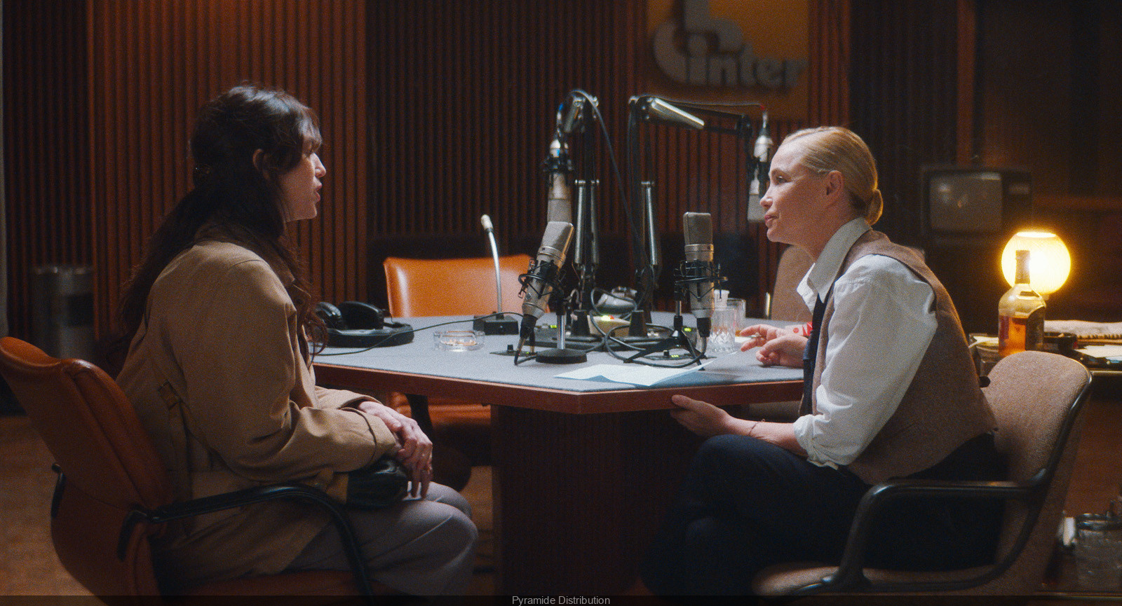 741563-les-passagers-de-la-nuit-avec-charlotte-gainsbourg-et-emmanuelle-beart-la-bande-annonce