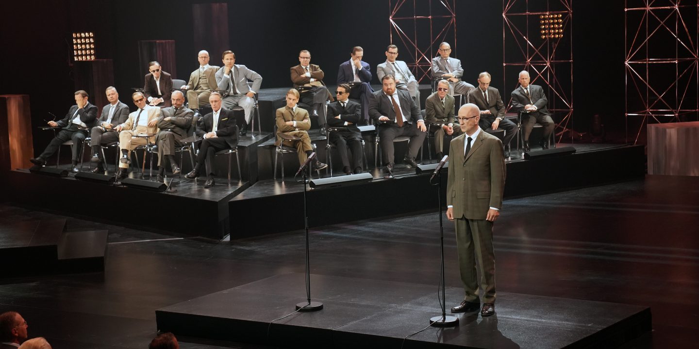 Die_Ermittlung_Szenenbilder_09_Der-Zeuge-19-ein-Zeuge-der-Lagerverwaltung-Peter-Lohmeyer-sagt-vor-den-Angeklagten-aus-1440x720-1440x720-c-default