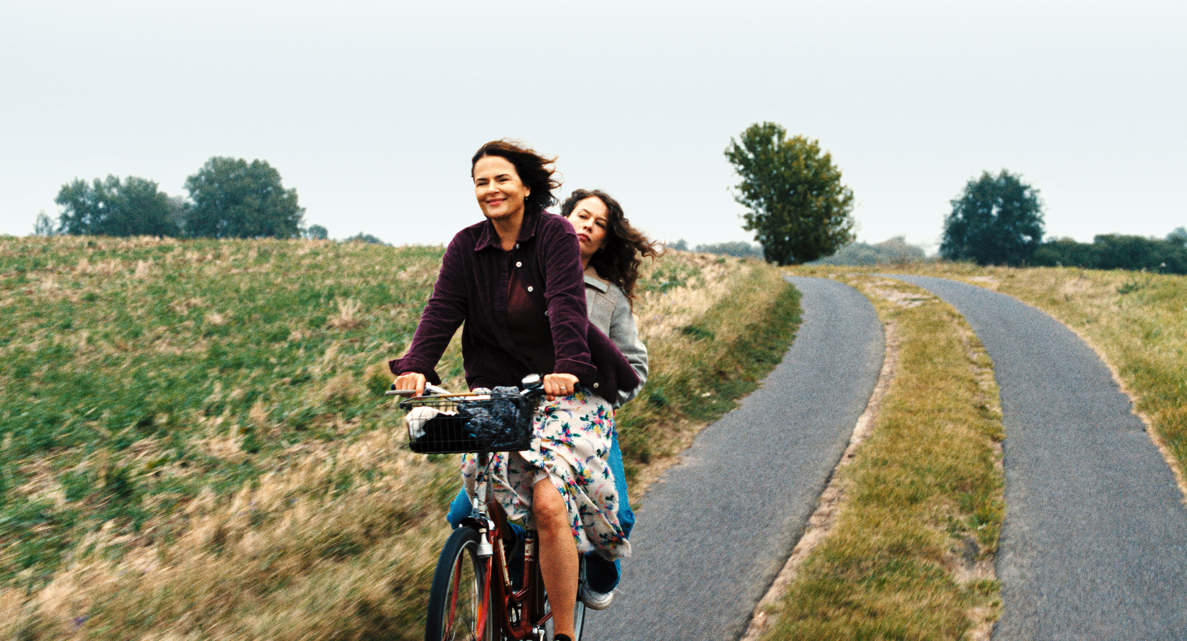 miroirs-no-3-2-barbara-auer-paula-beer-still-hans-fromm-c-schramm-film_o_1is5s79bs6bc1fq61ukdbqrti6f